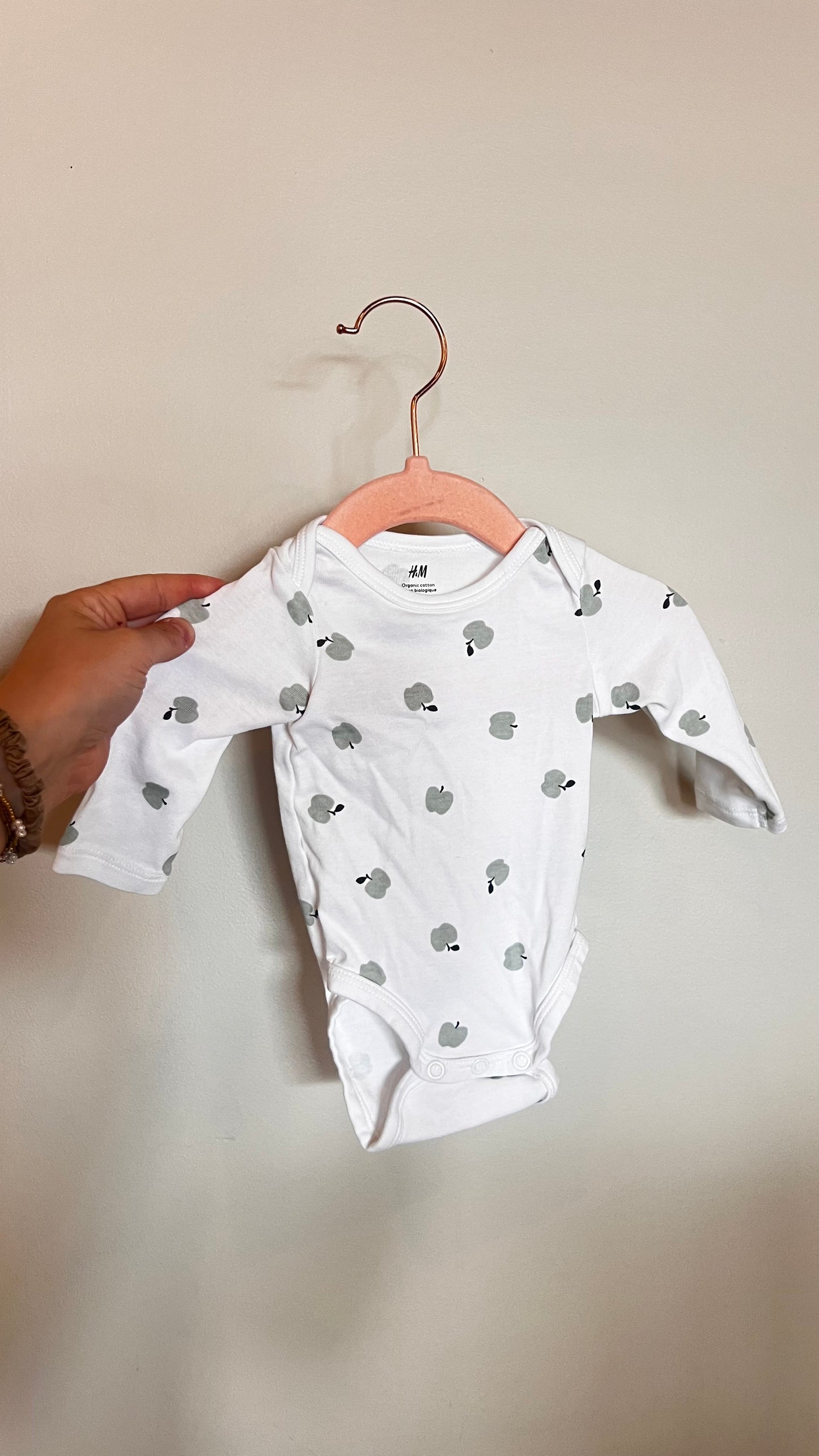 CM - Consignment - H&M White Apple Print Bodysuit 1-2M
