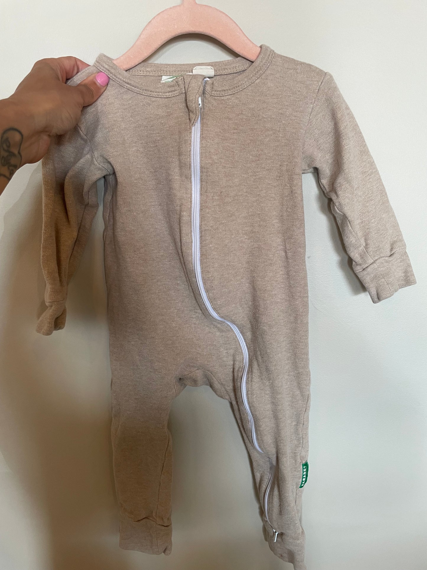 KD-Consignment-Parade beige sleeper-12-18M