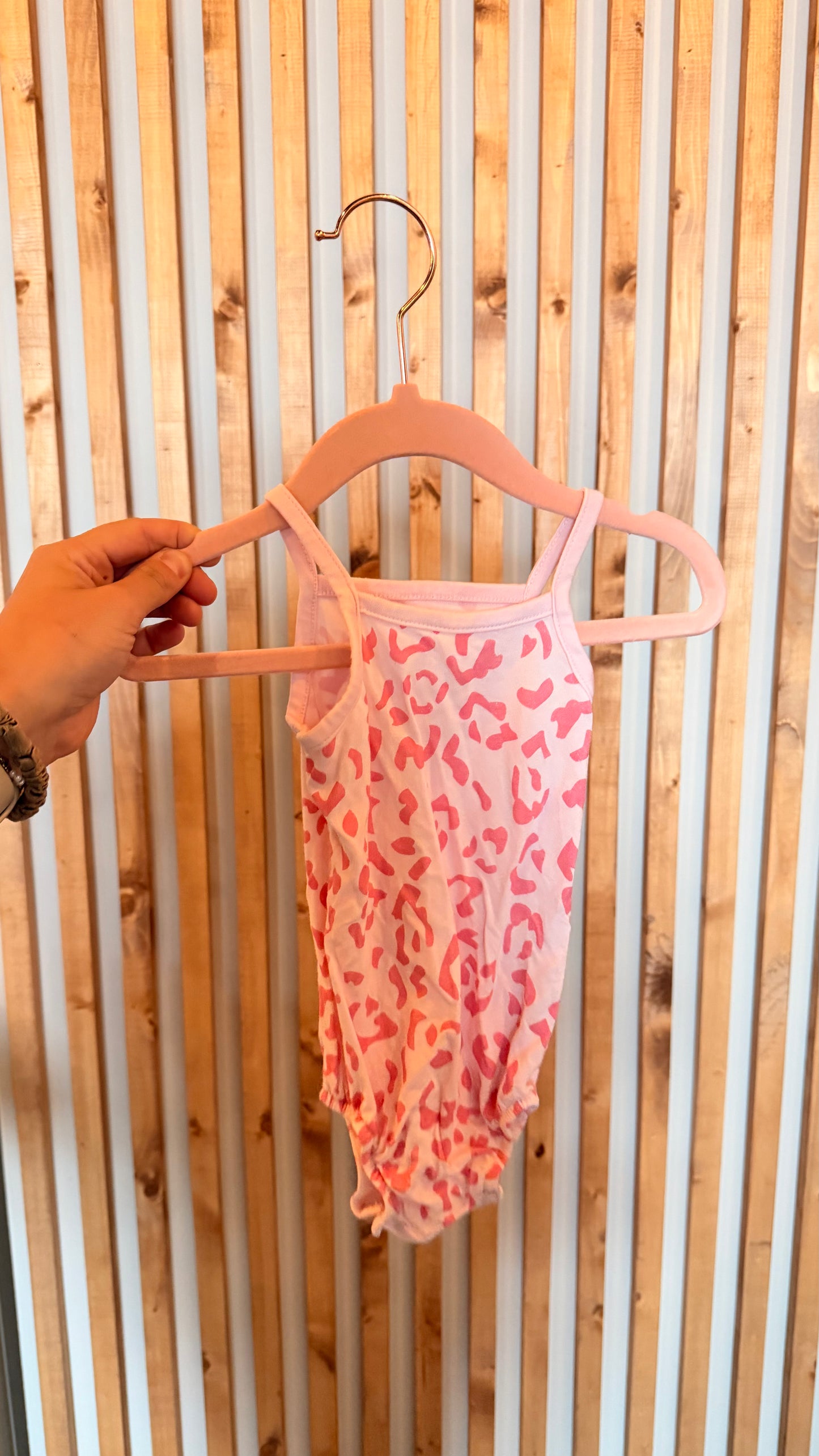 SM - Consignment - Kyte Baby Pink Cheetah Bodysuit 0-3M