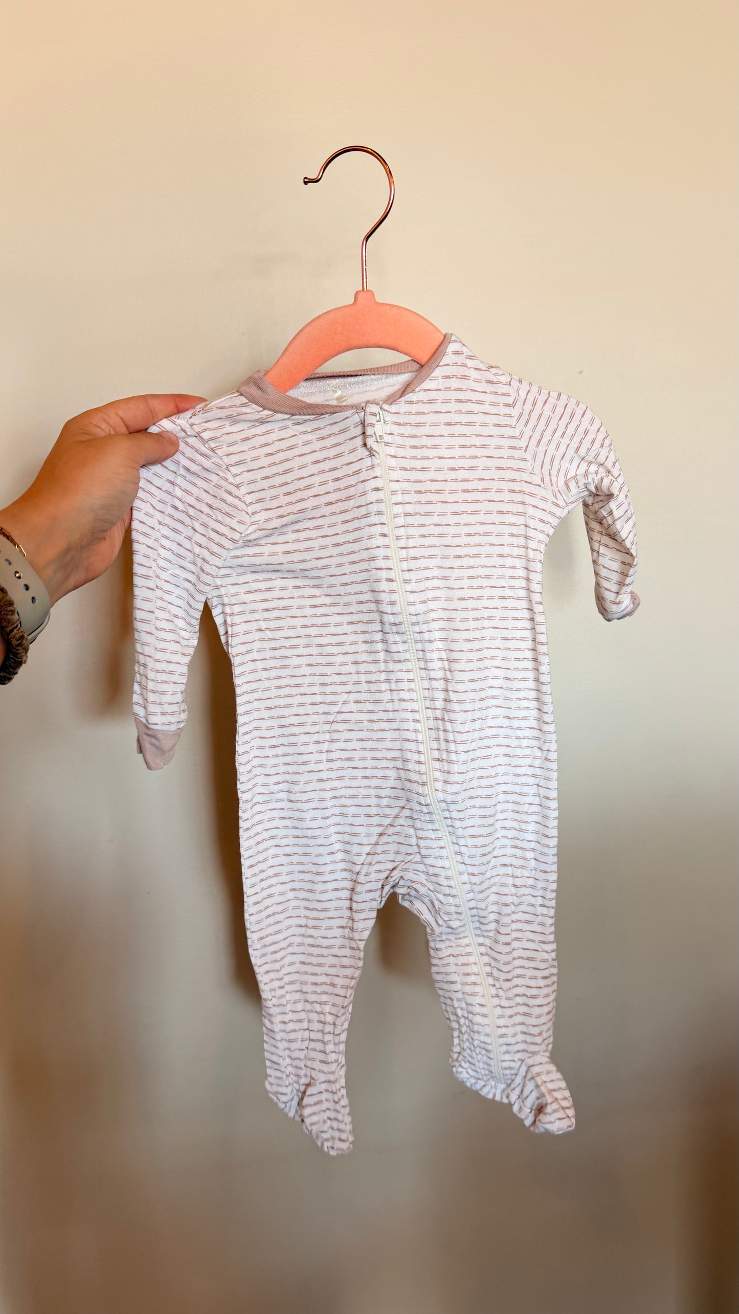 GR - Consignment - Milkberry White/Beige Sleeper 0-3M