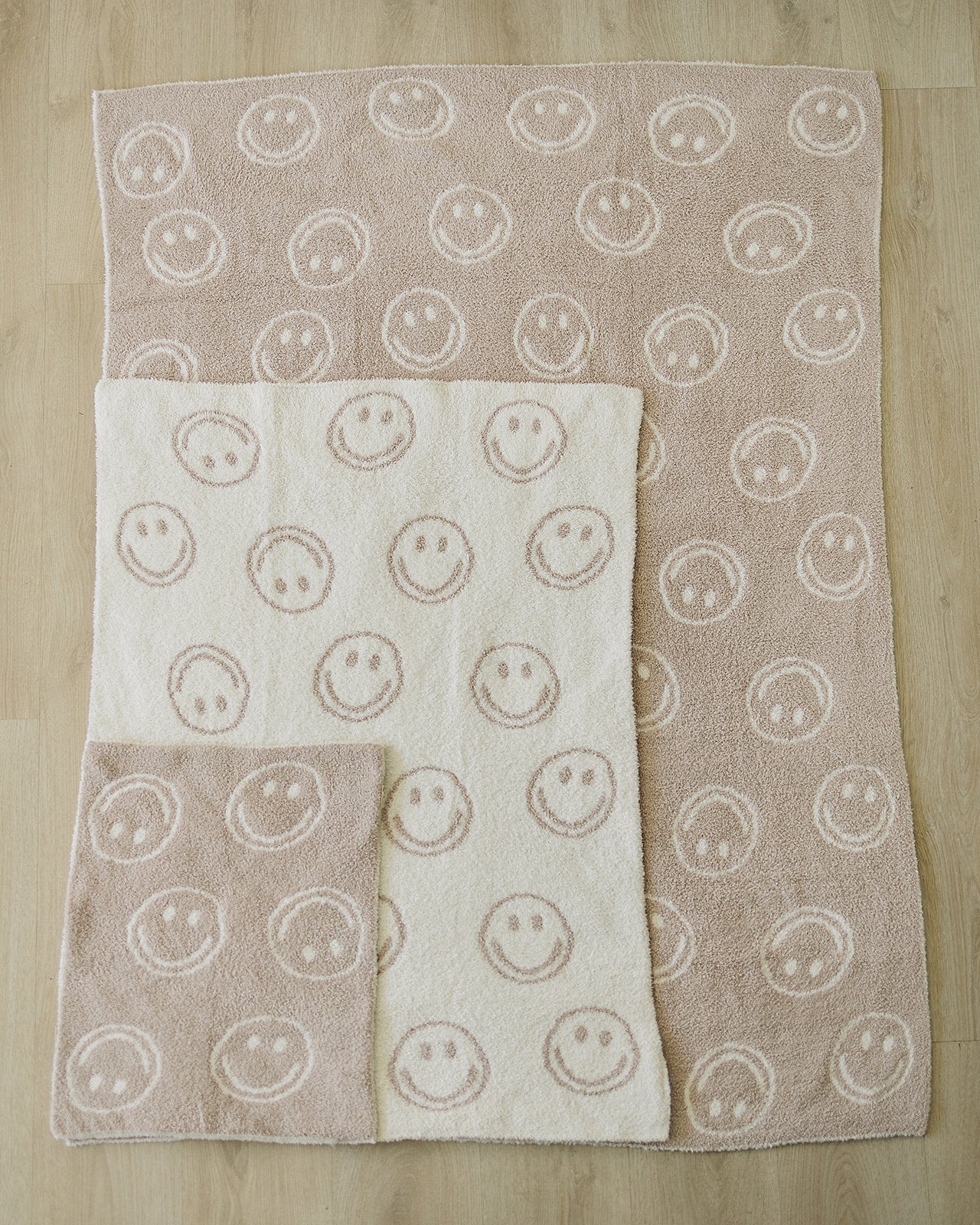 Mebie Baby - Smiley Taupe Plush Blanket