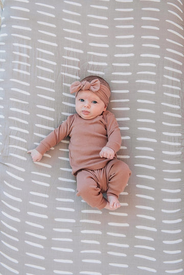 Mebie Baby - Grey Dash Crib Sheet
