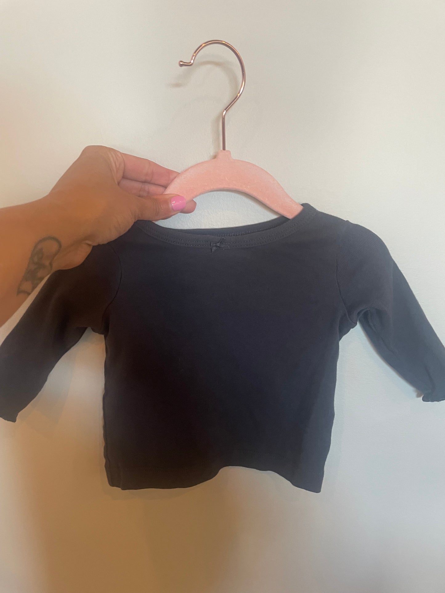 CC - Consignment -black ruffle sleeve shirt- 3M