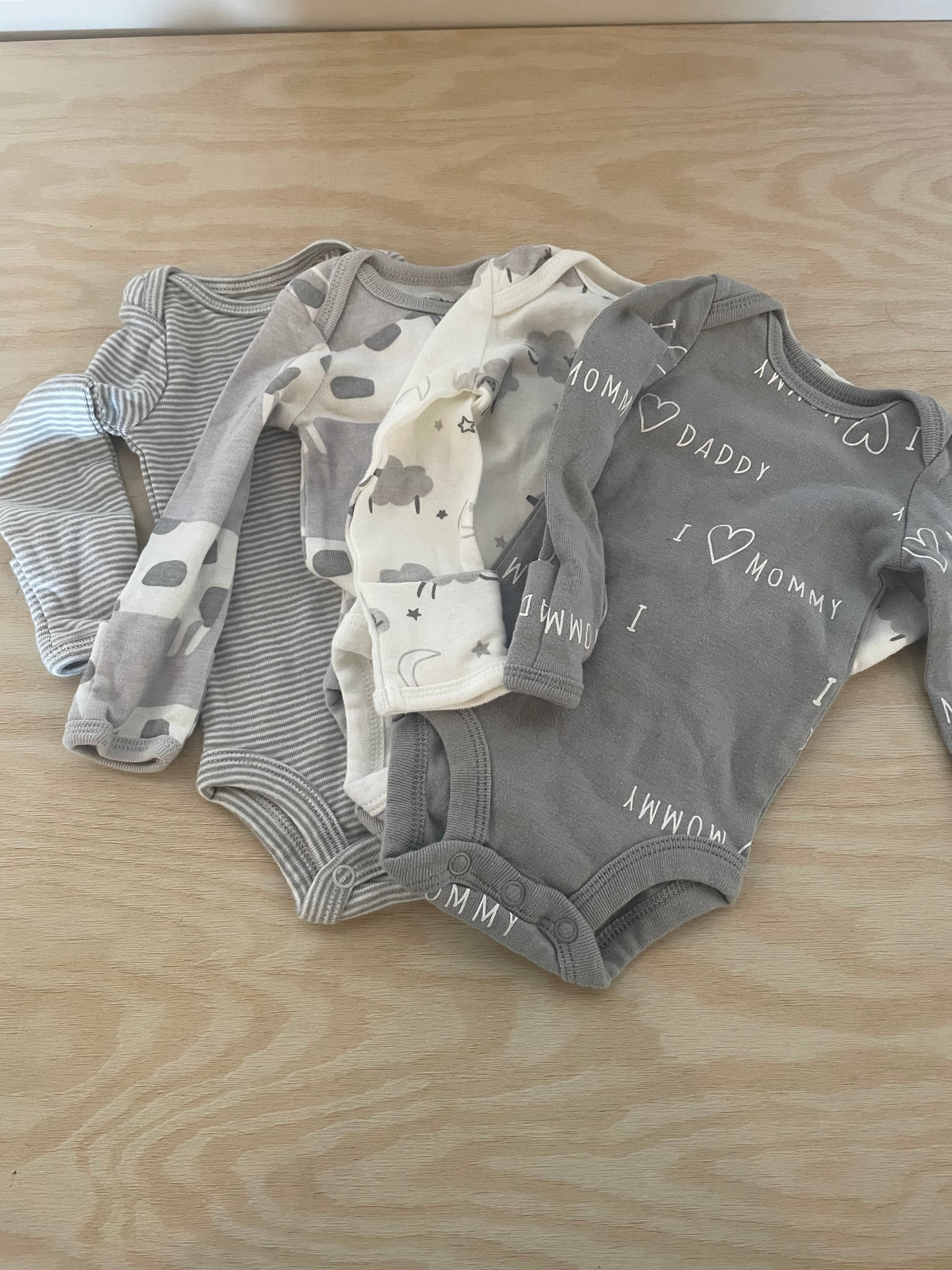 CC- Consignment - Carters Onesies- Newborn (4x)