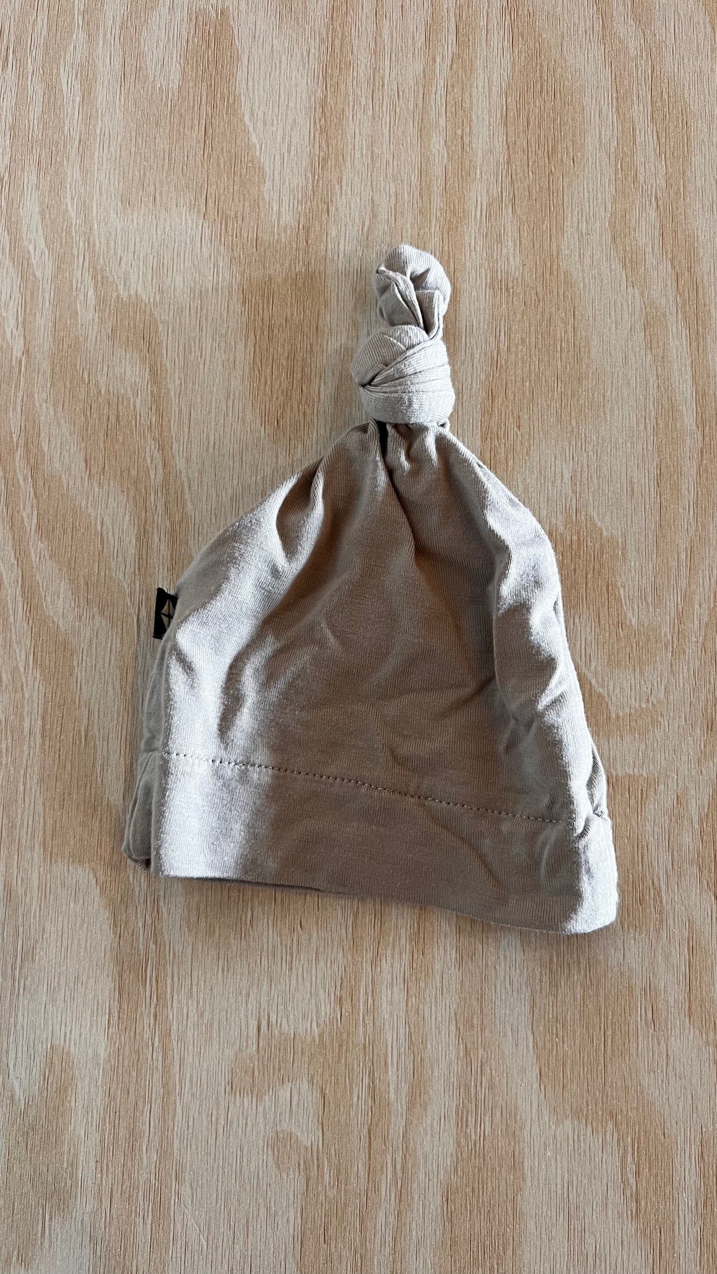KRH - Consignment - Kyte Baby Oat NB Knot Hat
