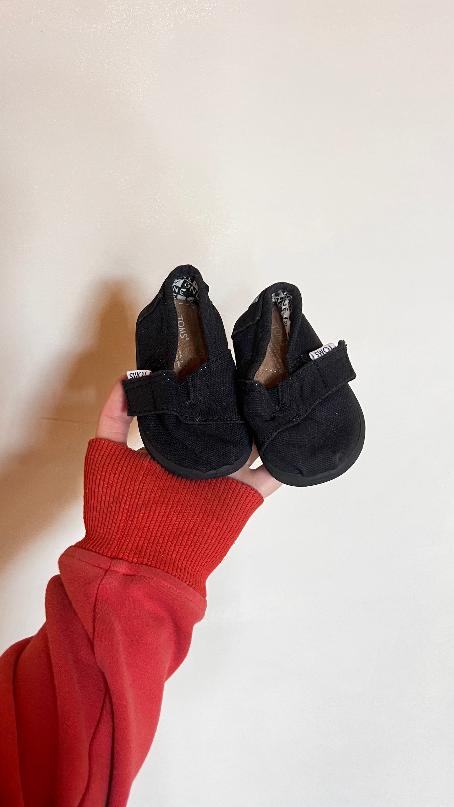 LM - Consignment - Toms Black Size T4