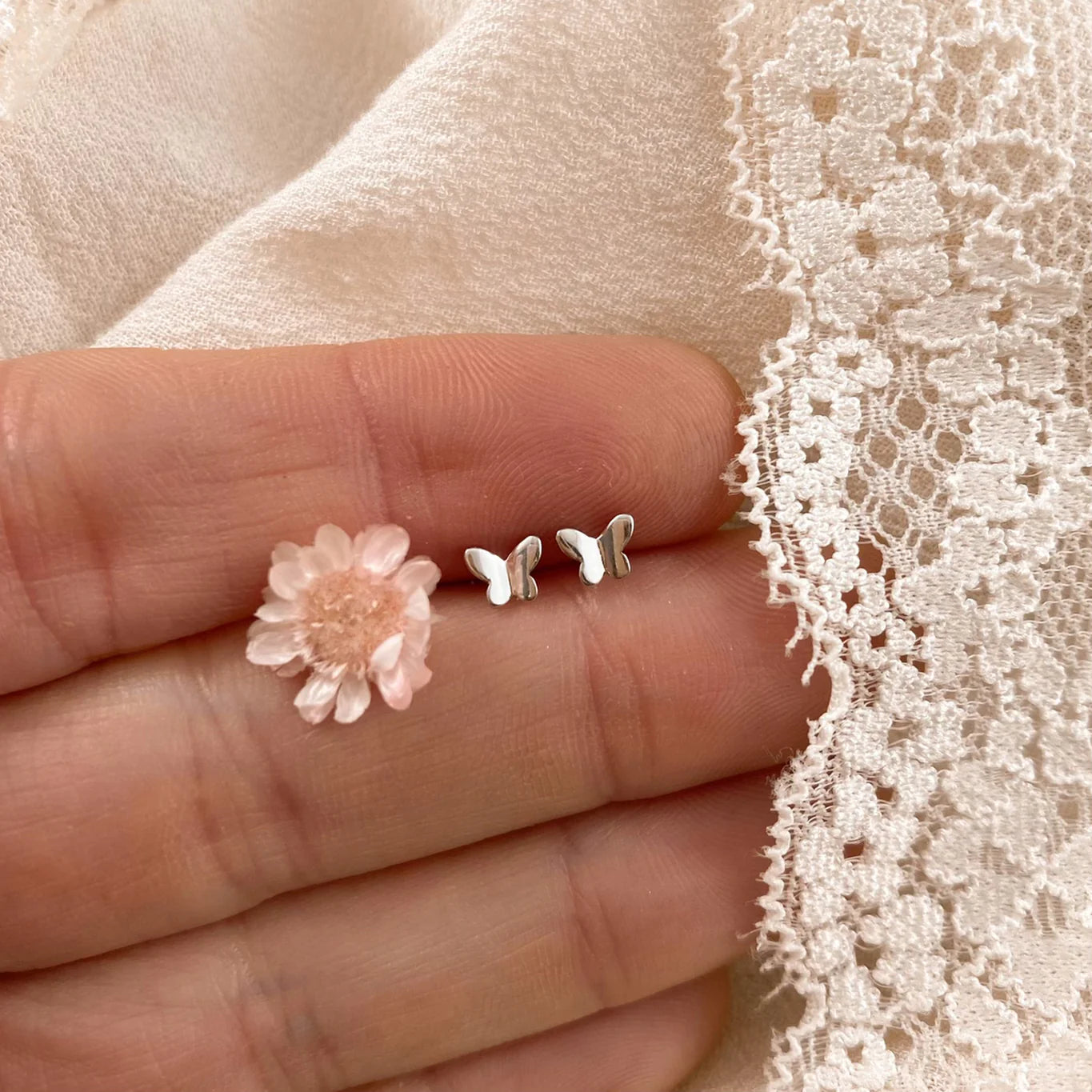 Lises Pieces - Tiny butterfly studs - silver