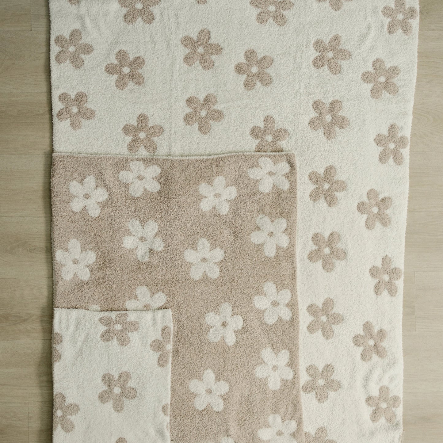 Pre Order - Mebie Baby - Taupe Daisy Plush Blanket